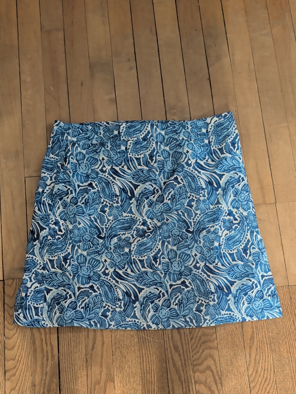 Nwt.   Ripskirt Happy Blues.   Size Large